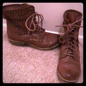 Woman’s boots brand in-known